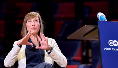 Barbara Massing gestikuliert.