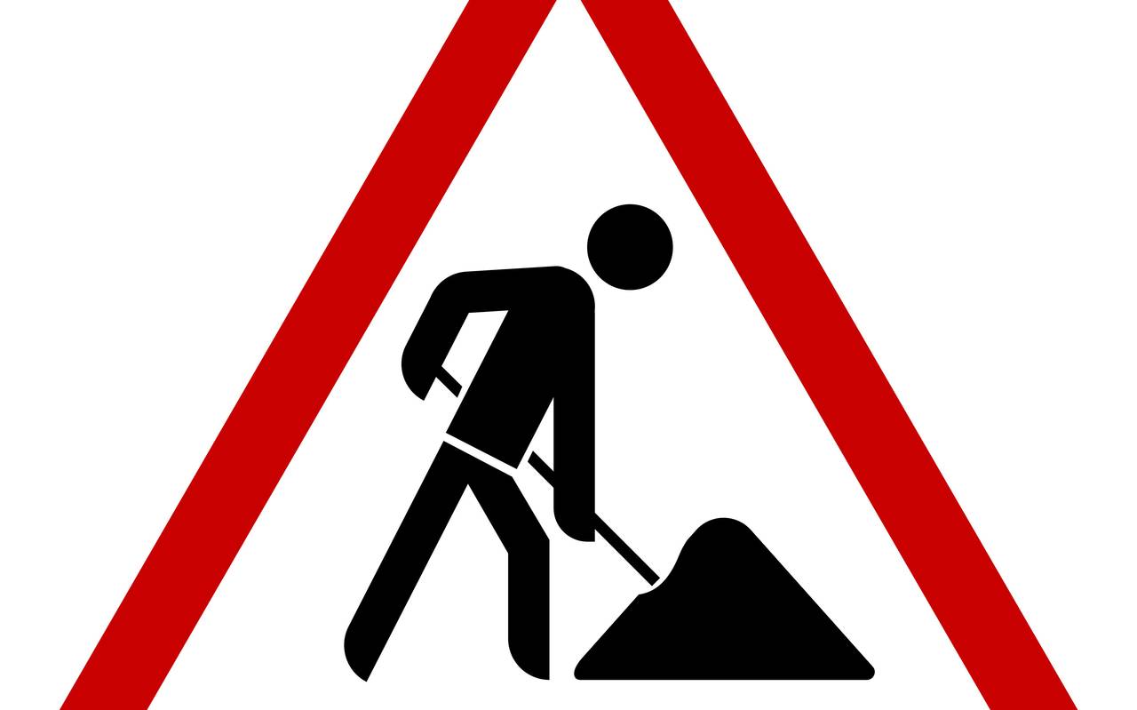 Ein Verkehrsschild weist auf eine Baustelle hin.