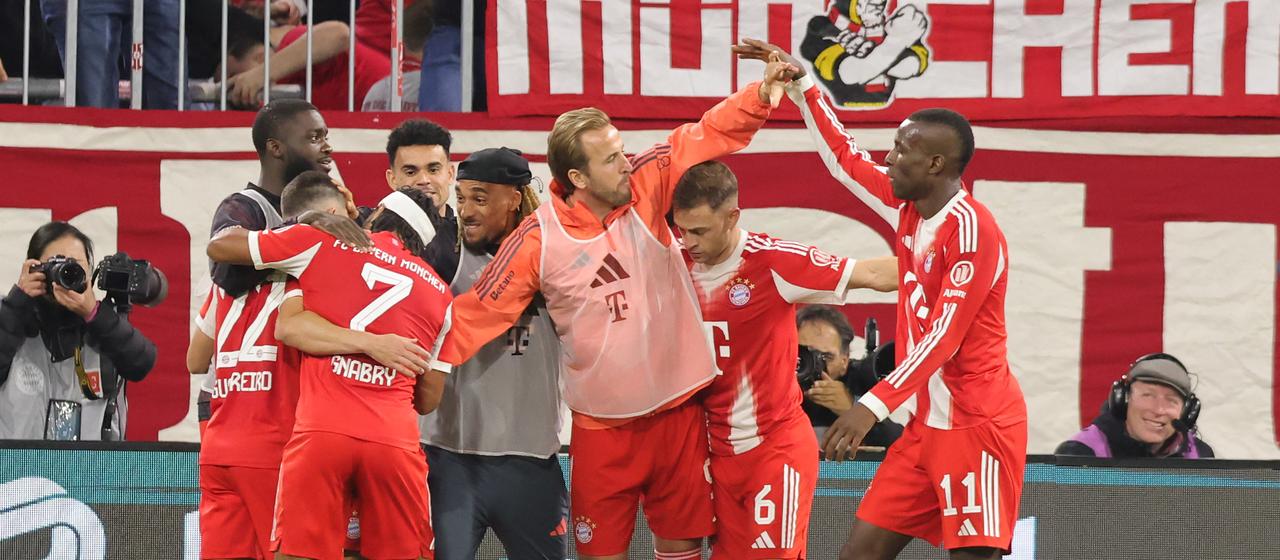 Münchens Spieler bejubeln das 3:0 gemeinsam mit Harry Kane