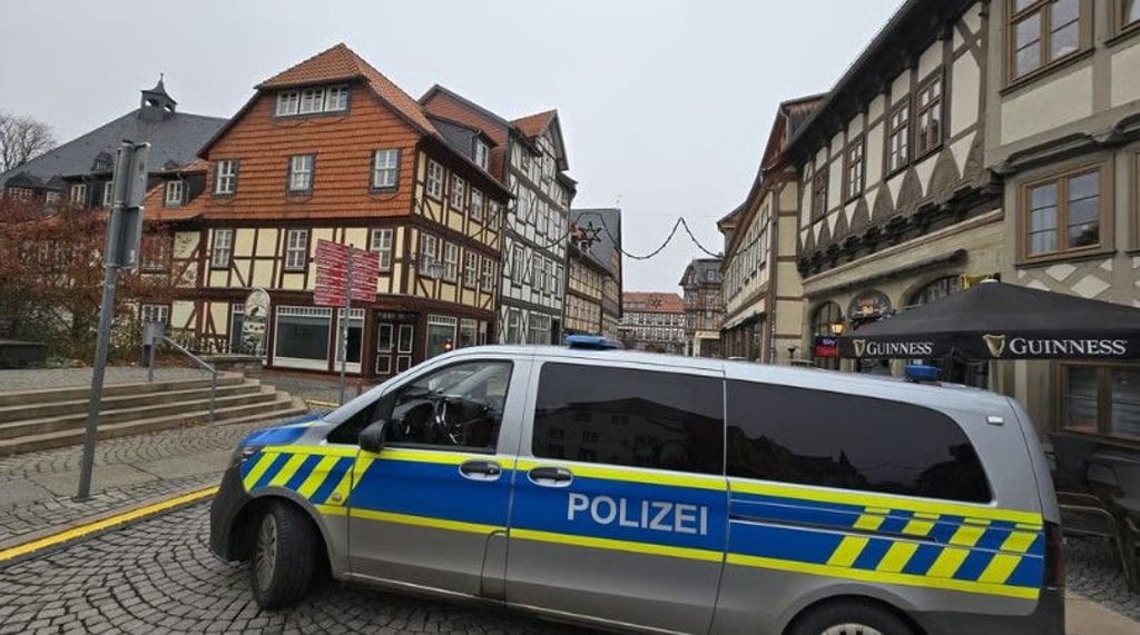 Nach einer Bombendrohung riegelten Polizisten am vergangenen Sonntag das Areal rund das Wernigeröder Rathaus ab. 