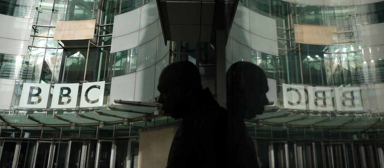 Ein Mensch geht am BBC-Hauptsitz in London vorbei