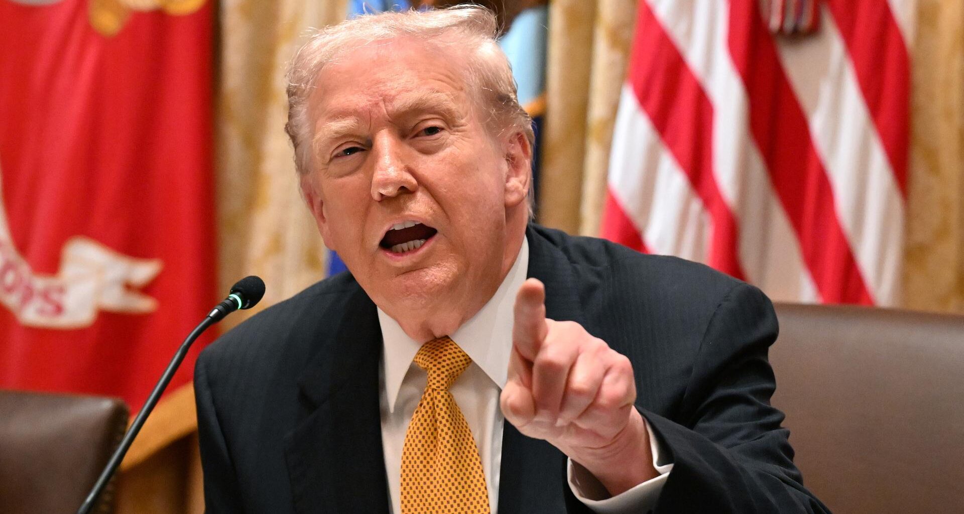 US-Präsident Donald Trump zeigt mit dem Finger im Richtung Kamera bei einer Rede im White House.