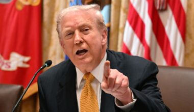 US-Präsident Donald Trump zeigt mit dem Finger im Richtung Kamera bei einer Rede im White House.