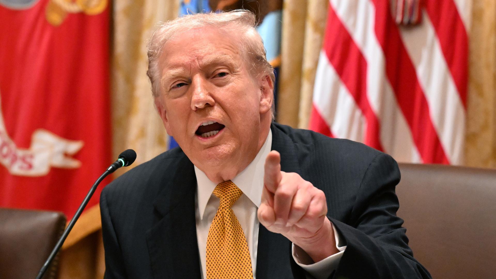 US-Präsident Donald Trump zeigt mit dem Finger im Richtung Kamera bei einer Rede im White House. US-Präsident Donald Trump zeigt mit dem Finger im Richtung Kamera bei einer Rede im White House.