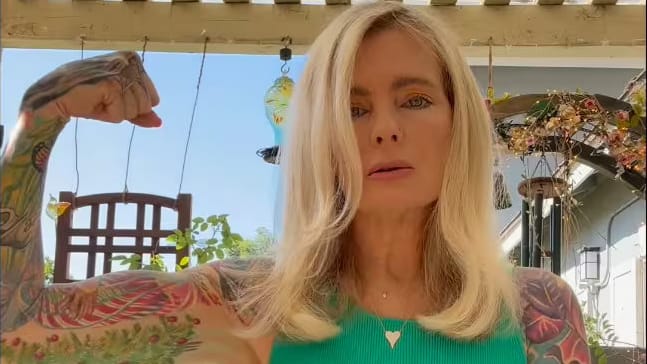 Erika Eleniak: Baywatch-Nixe trägt jetzt bunten Bizeps | Unterhaltung