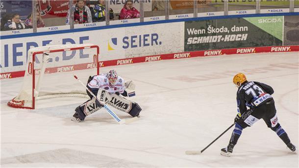 Erneut hakt das Powerplay: Pinguins verlieren gegen Nürnberg Ein Eishockeyspieler läuft aufs gegnerische Tor zu.