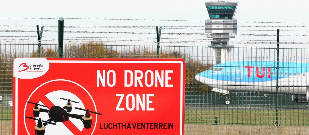 Ein Schild weist auf ein Drohnenverbot hin | REUTERS Ein Schild weist auf ein Drohnenverbot hin