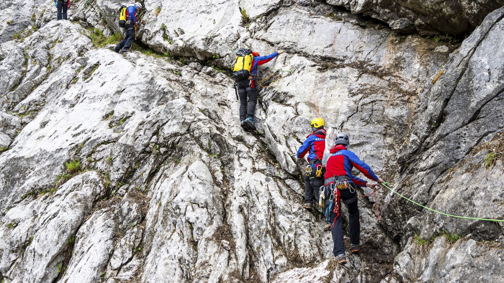 Bergretter der Bergwacht Bayern klettern in steiler Felswand am Hohen Göll im Berchtesgadener Land: Der Wintereinbruch in Deutschland bringt zusätzliche Gefahren für Wanderer mit sich.
