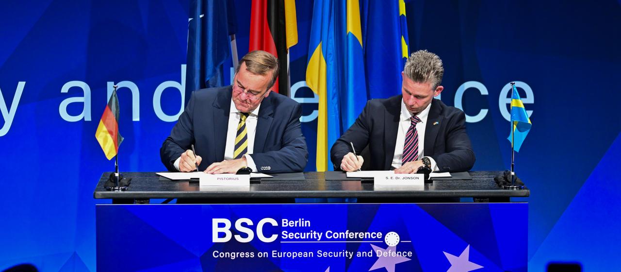 Boris Pistorius und Pal Jonson unterzeichnen eine Absichtserklärung für Kooperation. | dpa Boris Pistorius und Pal Jonson unterzeichnen eine Absichtserklärung für Kooperation.
