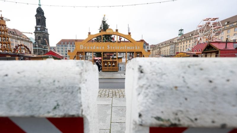 Beton-Absperrungen stehen vor dem Eingang zum Striezelmarkt auf dem Altmarkt: Auch die Weihnachtsmärkte rund um den beliebten Markt sollen besser geschützt werden.
