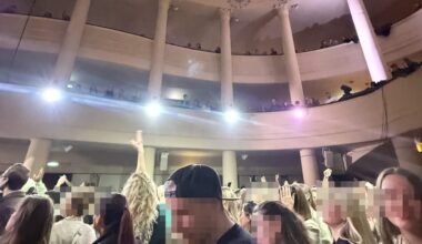 Kronleuchter-Arm fällt von der Decke – zwei Konzertbesucher in Berlin verletzt | Regional