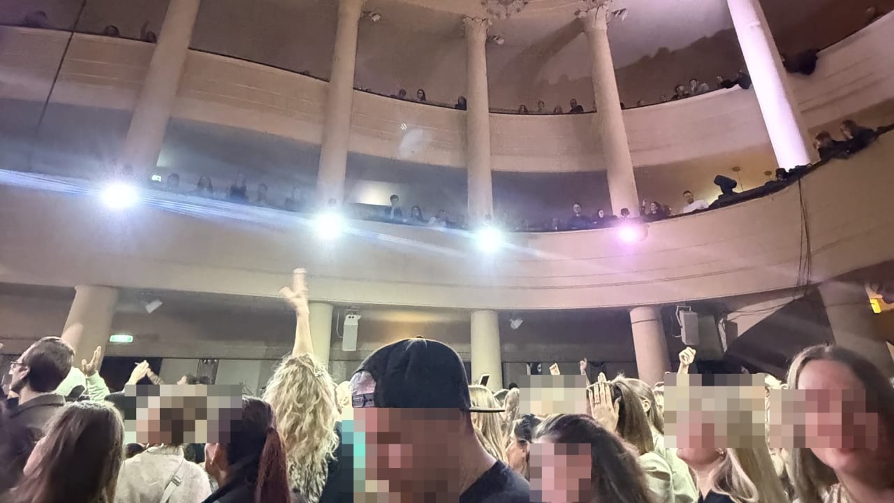 Kronleuchter-Arm fällt von der Decke – zwei Konzertbesucher in Berlin verletzt | Regional