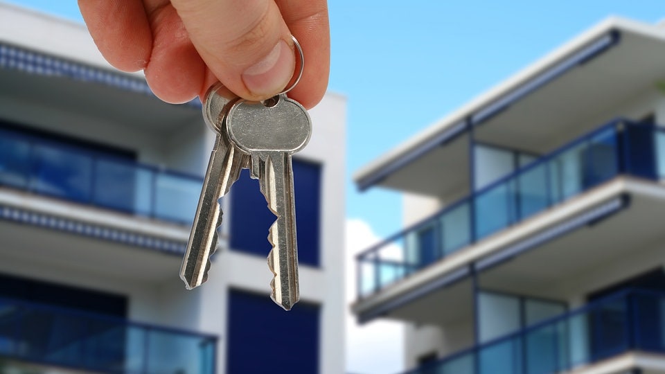 Wohnung vom Arbeitgeber zum Arbeitsplatz dazu: Mit Werkswohnungen gegen den Fachkräftemangel