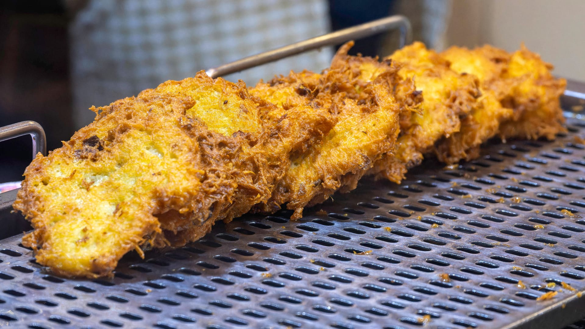 Bild von einem Rievkooche-Stand (Symbolfoto): Den Reibekuchen gibt es am Heumarkt in verschiedenen Spezialitäten.
