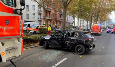 Unfall in Wiesbaden zwischen Auto und Feuerwehrfahrzeug: Frau verletzt