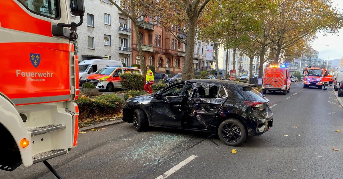 Unfall in Wiesbaden zwischen Auto und Feuerwehrfahrzeug: Frau verletzt