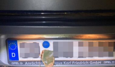 Polizei stoppt Auto bei Bielefeld mit Laub auf Kennzeichen