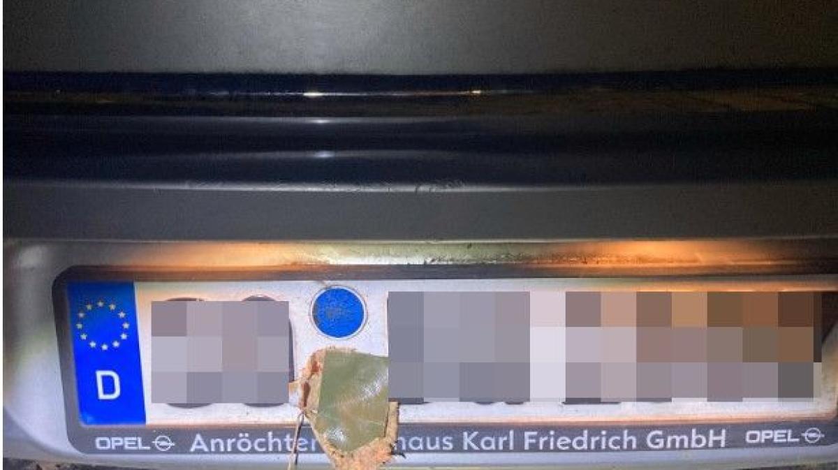 Polizei stoppt Auto bei Bielefeld mit Laub auf Kennzeichen