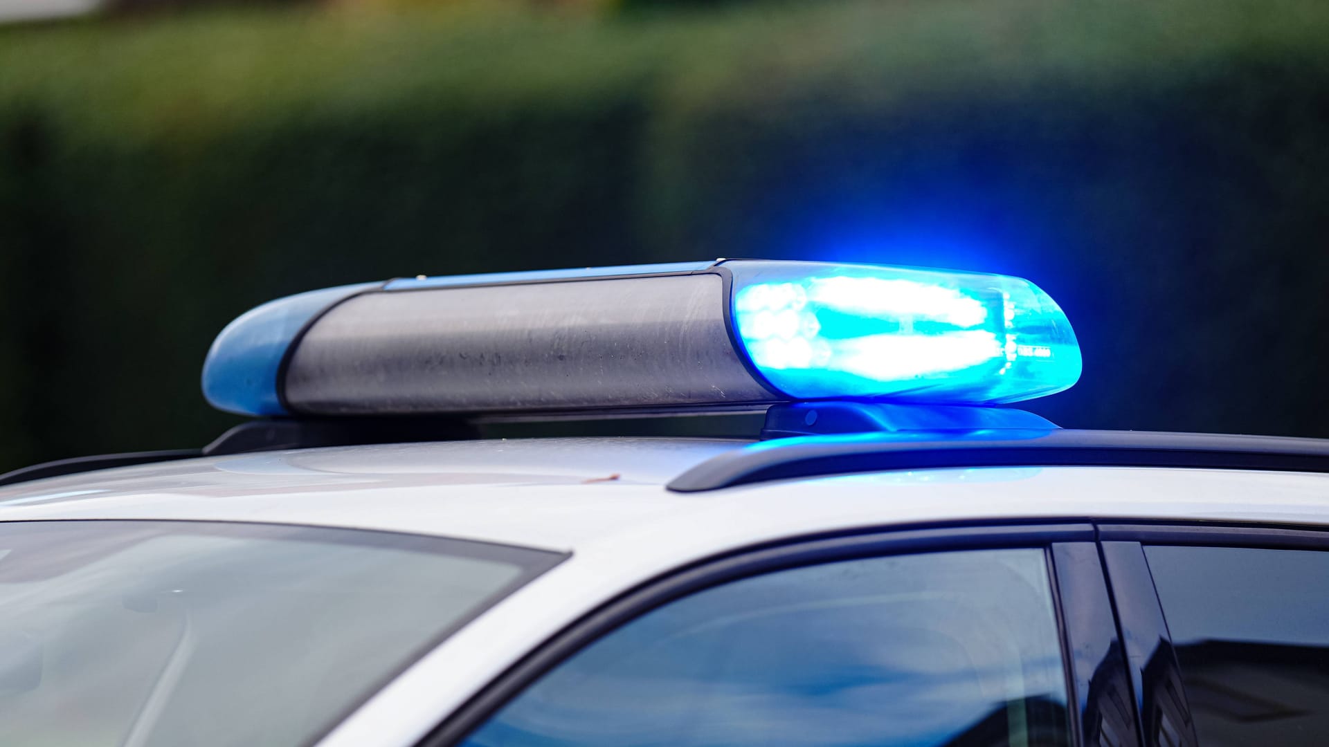 Blaulicht (Archivbild): In Hannover ist eine vermisste Frau tot aufgefunden worden.