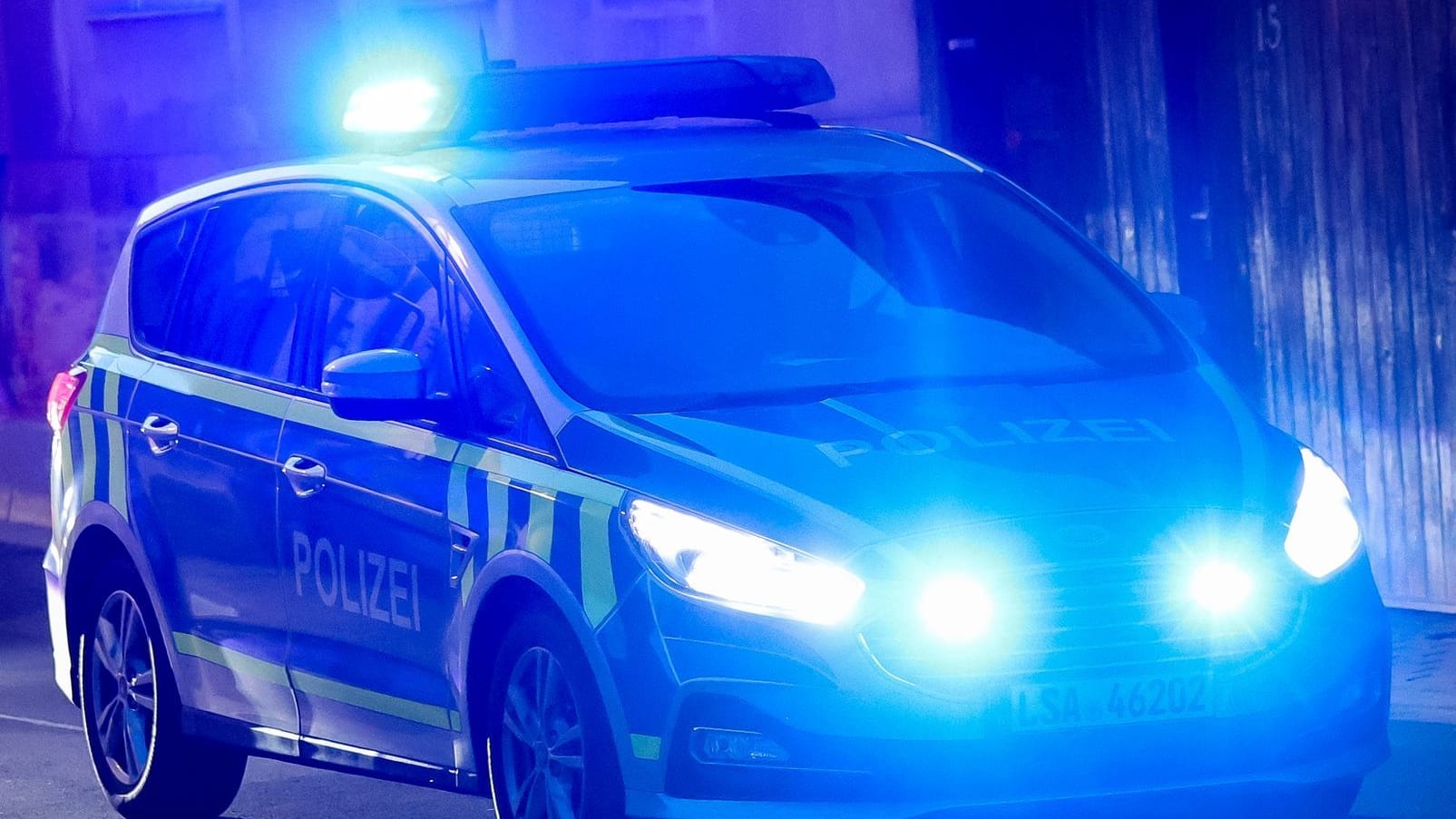 Blaulicht (Symbolbild): Ein Fahrzeug der Polizei fährt am Abend durch eine Straße. Blaulicht (Symbolbild): Ein Fahrzeug der Polizei fährt am Abend durch eine Straße.