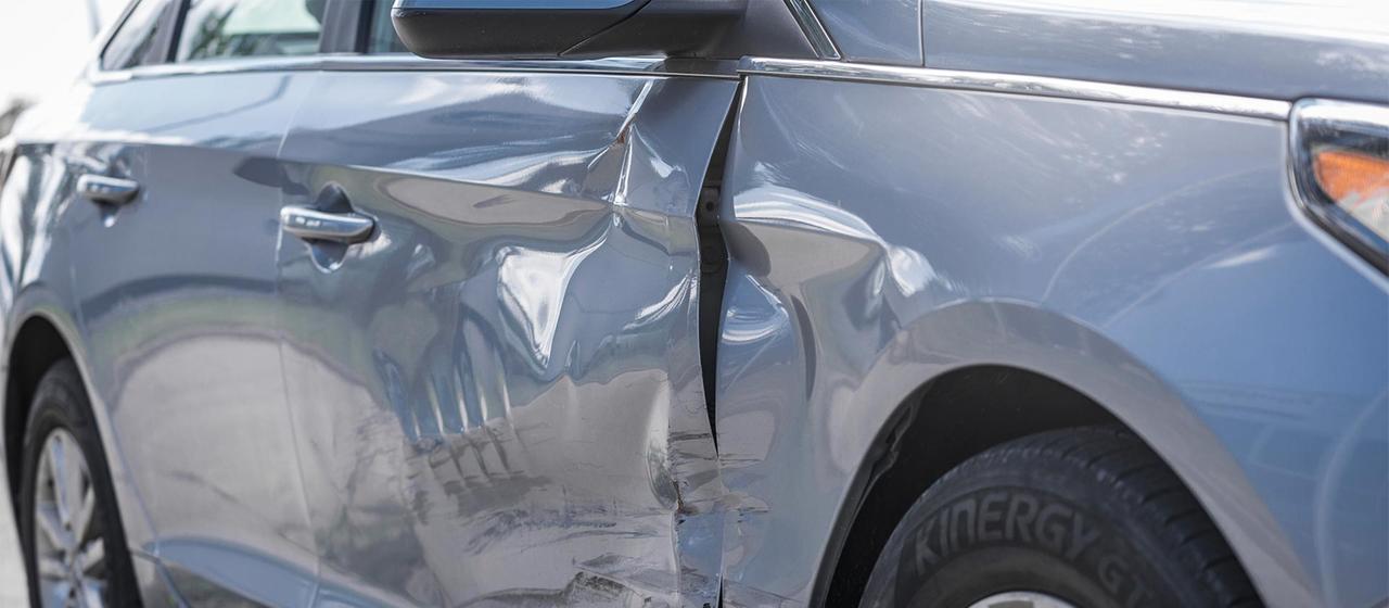 Blick auf ein beschädigtes Auto. | picture alliance / CHROMORANGE Blick auf ein beschädigtes Auto.