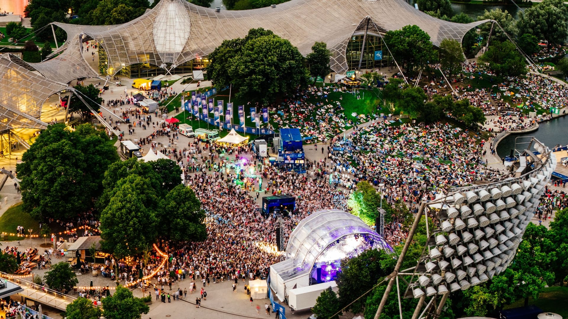 Blick auf das Festivalgelände des Sommernachtstraums (Archivbild): Im vergangenen Jahr kamen rund 30.000 Zuschauer in den Olympiapark. Blick auf das Festivalgelände des Sommernachtstraums (Archivbild): Im vergangenen Jahr kamen rund 30.000 Zuschauer in den Olympiapark.