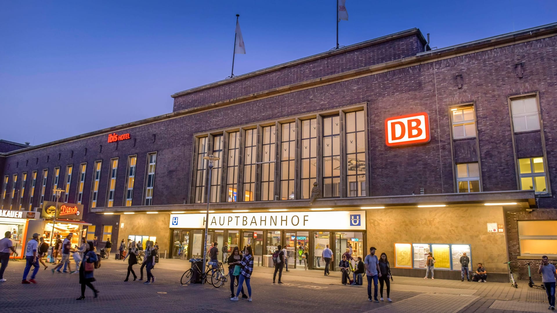 Blick auf den Düsseldorfer Hauptbahnhof (Symbolfoto): Ein sich in der Nähe befindendener Schnellimbiss ist durch eine Lebensmittelkontrolle gefallen. Blick auf den Düsseldorfer Hauptbahnhof (Symbolfoto): Ein sich in der Nähe befindendener Schnellimbiss ist durch eine Lebensmittelkontrolle gefallen.