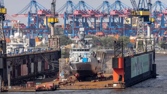 Die Korvette Köln liegt zur Reparatur in Dock 10 der Werft Blohm + Voss.