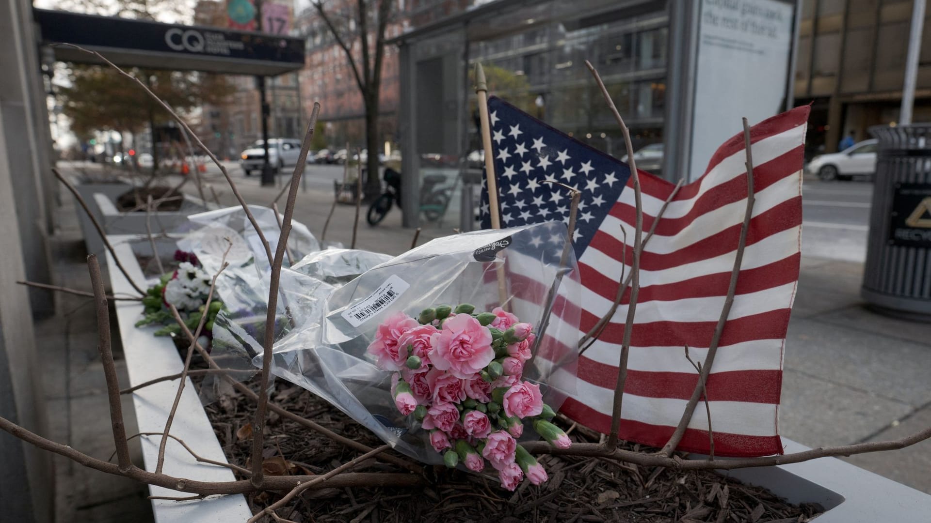 Blumen liegen in Washington an der Stelle, an der auf die beiden Nationalgardisten geschossen wurde.