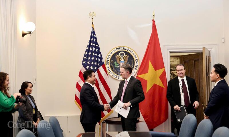 Am 10. November fand eine Verhandlungsrunde auf Ministerebene zwischen dem Minister für Industrie und Handel, Nguyen Hong Dien, Leiter der Regierungsdelegation, und dem Leiter der US-Handelsdelegation, Jamieson Greer, statt. Foto: Nguyen Minh