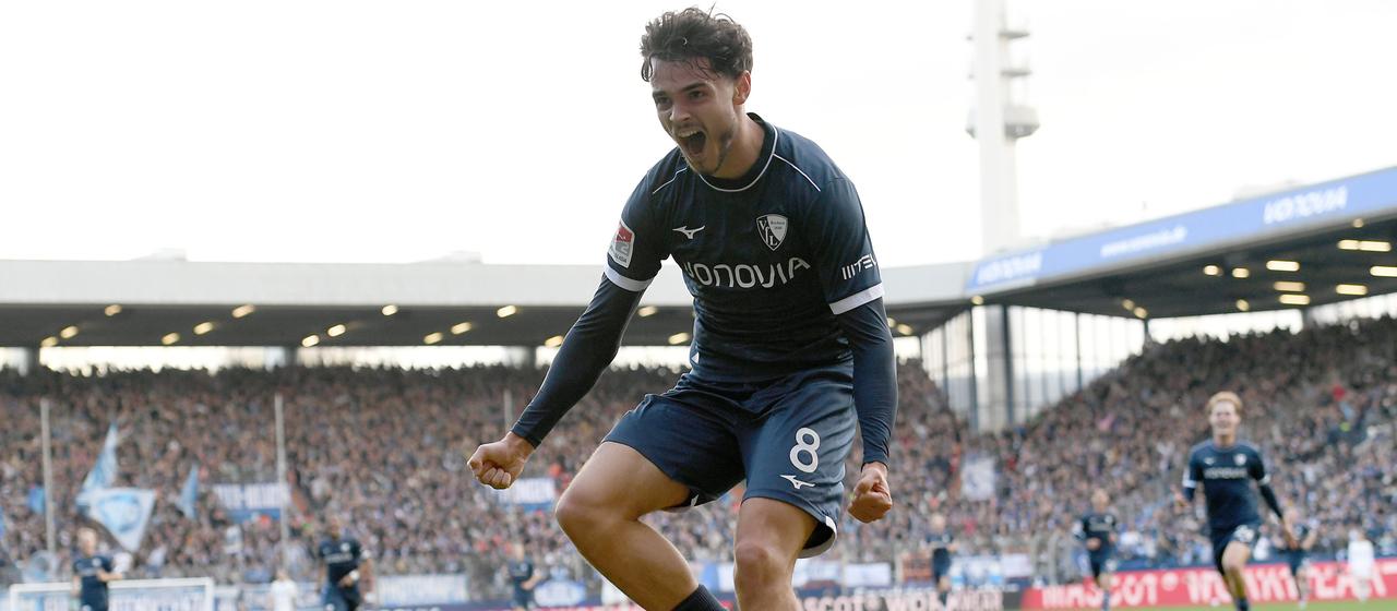 Kjell Wätjen jubelt über das 1:0 der Bochumer