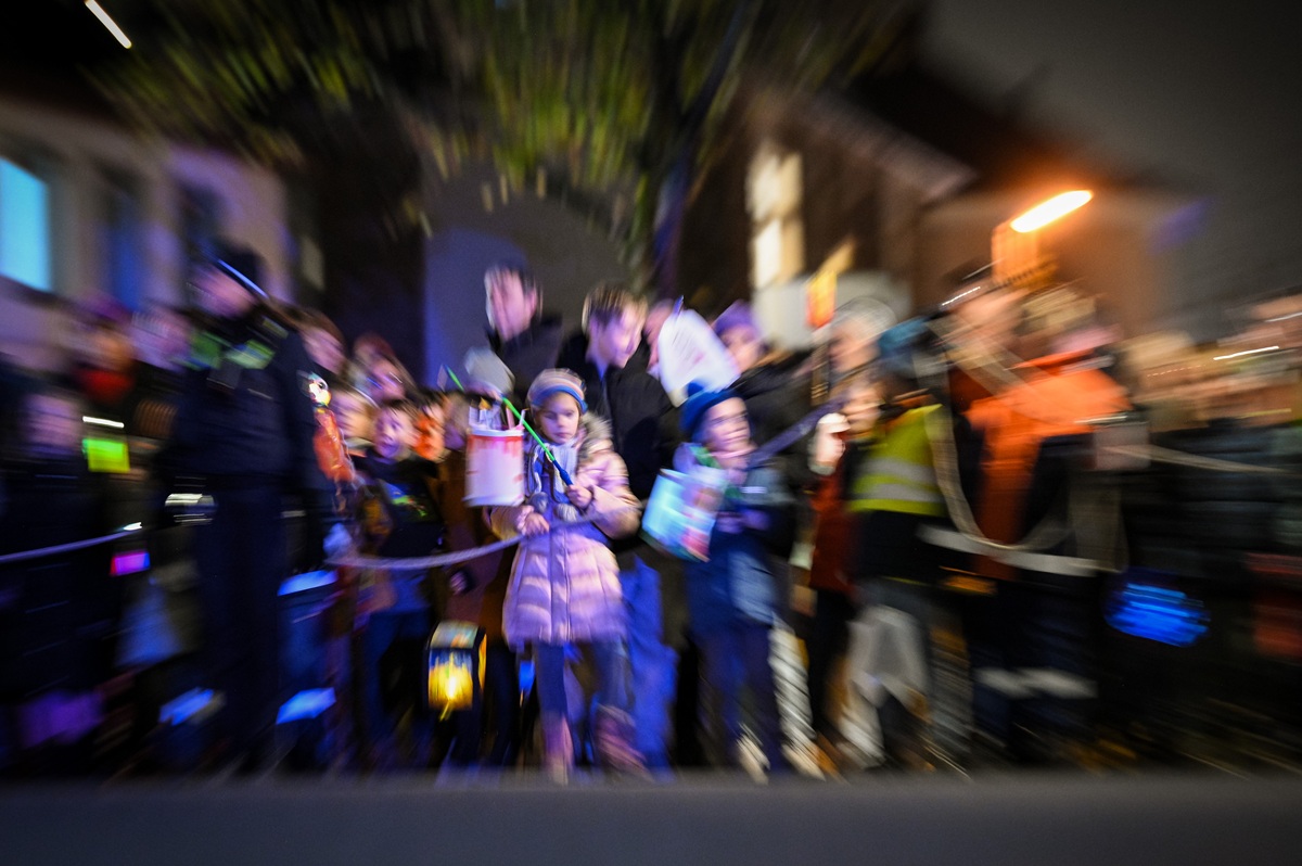 Martinsumzug in Bochum eskaliert! Autofahrer gibt Gas & reißt Ordner mit
