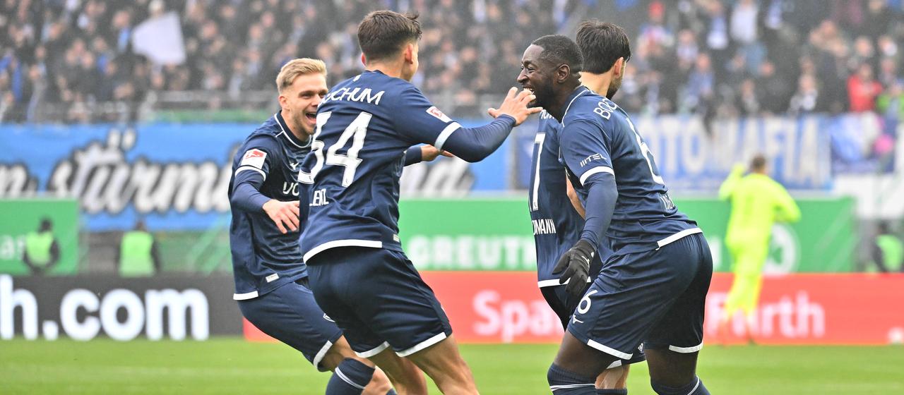 Ibrahima Sissoko bejubelt seinen Treffer mit seinen Teamkollegen | firo Sportphoto/Zink Ibrahima Sissoko bejubelt seinen Treffer mit seinen Teamkollegen