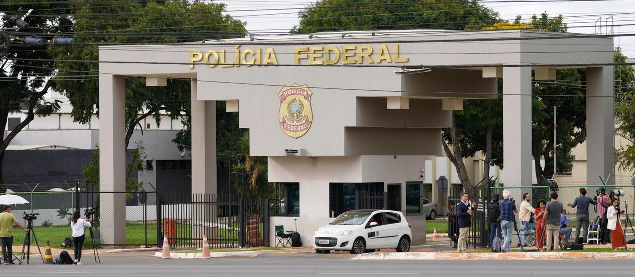 Journalisten vor dem Polizeihauptquartier in Brasilia, in dem Bolsonaro inhaftiert sein soll.
