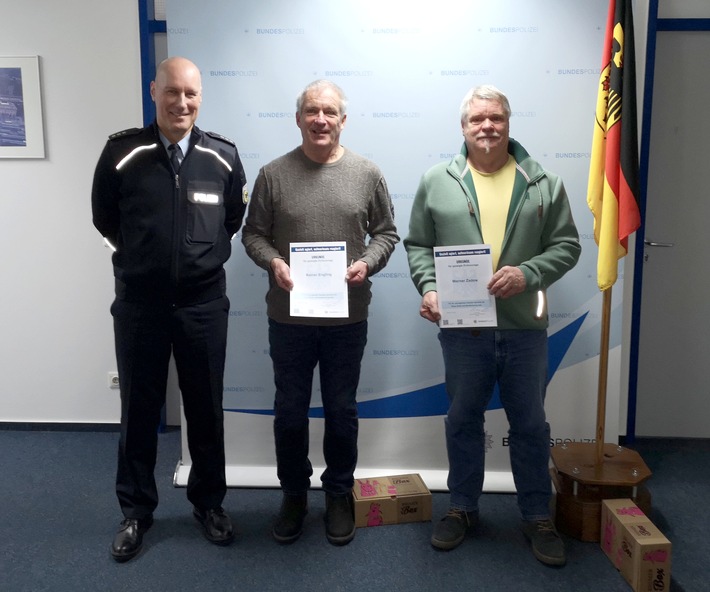 BPOL-HB: Kleinkind am Bremer Hauptbahnhof reanimiert - Bremer Bundespolizei ehrt Lebensretter