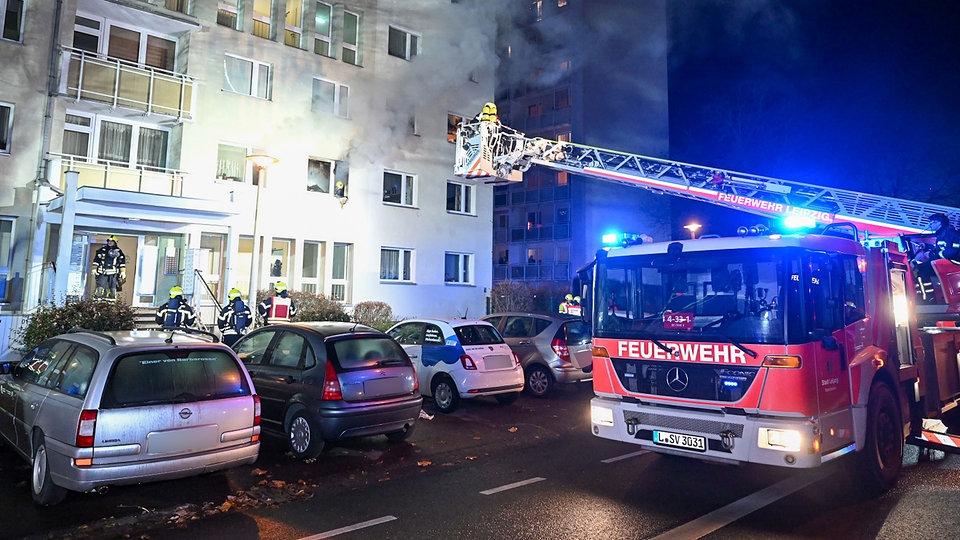 Feuer in Hochhaus in Leipzig gelöscht: Drei Wohnungen nicht bewohnbar