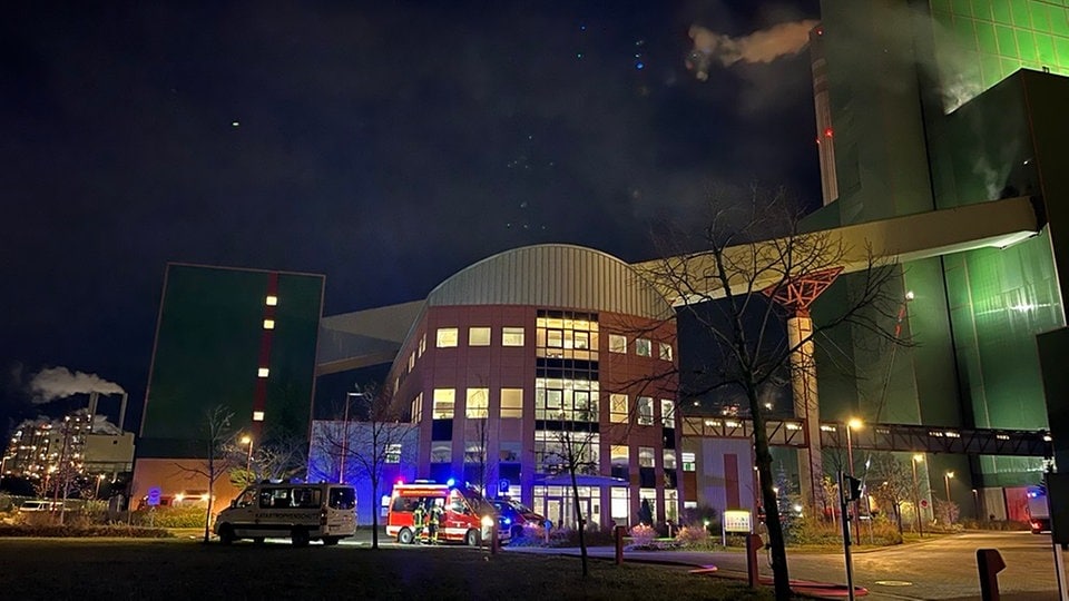 Feuerwehr im Einsatz: Kraftwerk in Schkopau nach Brand außer Betrieb