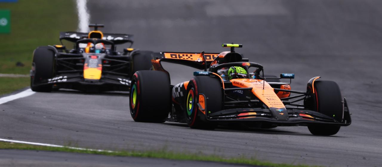 McLarens Lando Norris (r.) und Red Bulls Max Verstappen (h. l.)