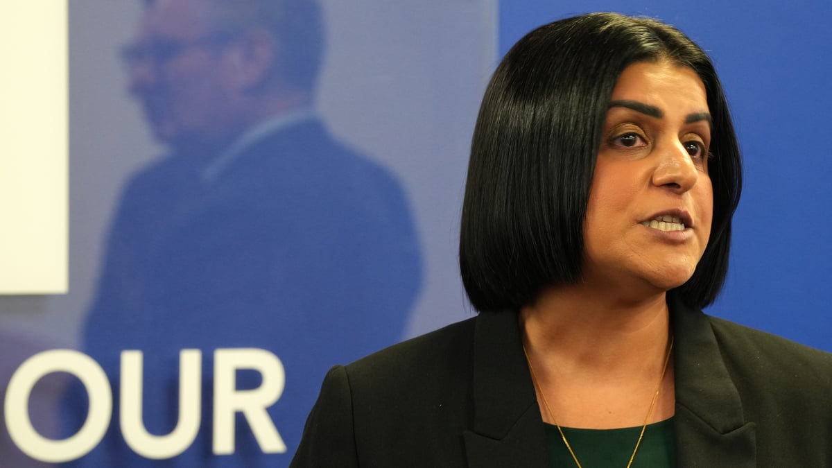 Die britische Innenministerin Shabana Mahmood (Labour) plant eine drastische Verschärfung des Migrationskurses. Vorangegangene Maßnahmen der Conservative Party („Tories“) blieben weitestgehend wirkungslos.