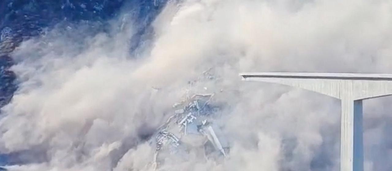 Eine zusammenbrechende Brücke in China