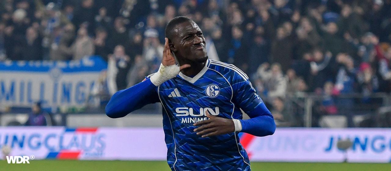 Schalkes Bryan Lasme bejubelt seinen Siegtreffer im Spitzenspiel gegen Paderborn