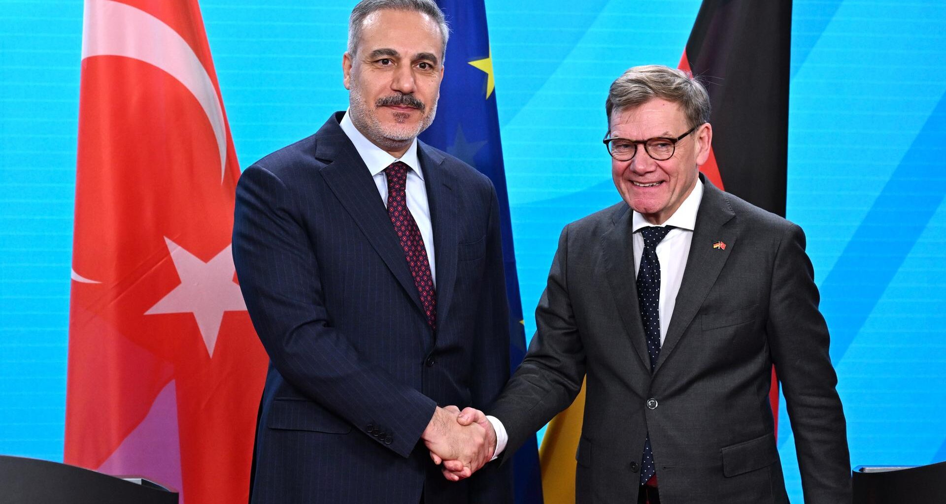 Bundesaußenminister Johann Wadephul (r, CDU) und der türkische Außenminister Hakan Fidan geben sich im Auswärtigen Amt nach der gemeinsamen Pressekonferenz die Hand.