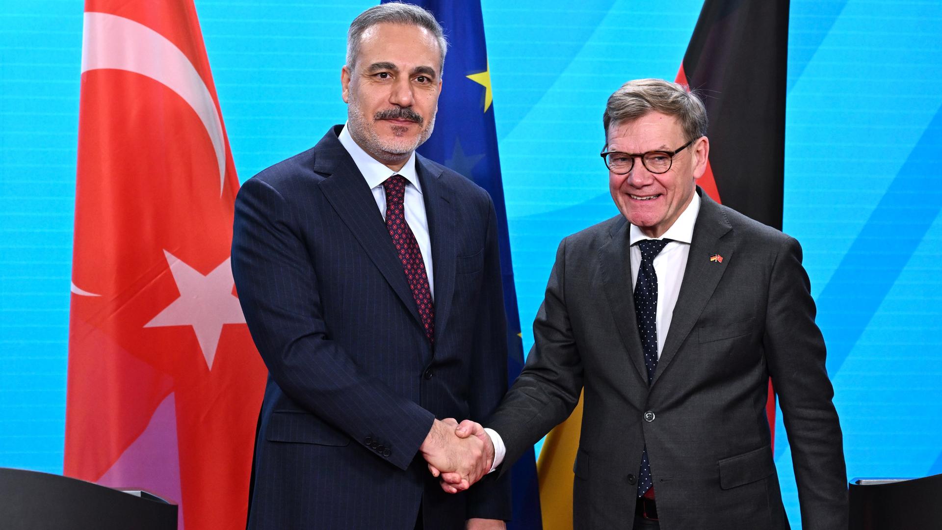 Bundesaußenminister Johann Wadephul (r, CDU) und der türkische Außenminister Hakan Fidan geben sich im Auswärtigen Amt nach der gemeinsamen Pressekonferenz die Hand.