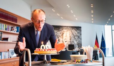 Klingbeil schenkt Merz "Verantwortung" zum Geburtstag