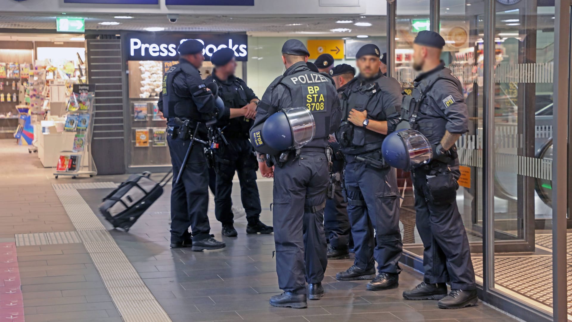 Bundespolizisten im Essener Hauptbahnhof (Symbolfoto): Abseits des Alltags erleben sie auch mal ungewöhnliche Vorfälle. Bundespolizisten im Essener Hauptbahnhof (Symbolfoto): Abseits des Alltags erleben sie auch mal ungewöhnliche Vorfälle.
