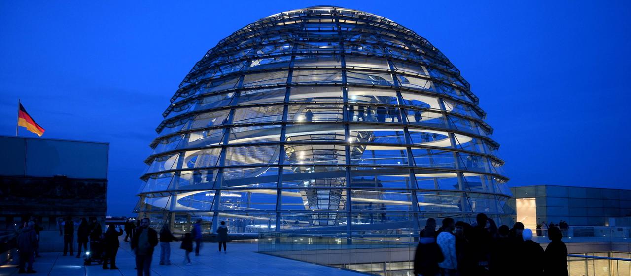 Menschen stehen vor der gläsernen Kuppel auf dem Dach des Bundestages | AFP Menschen stehen vor der gläsernen Kuppel auf dem Dach des Bundestages