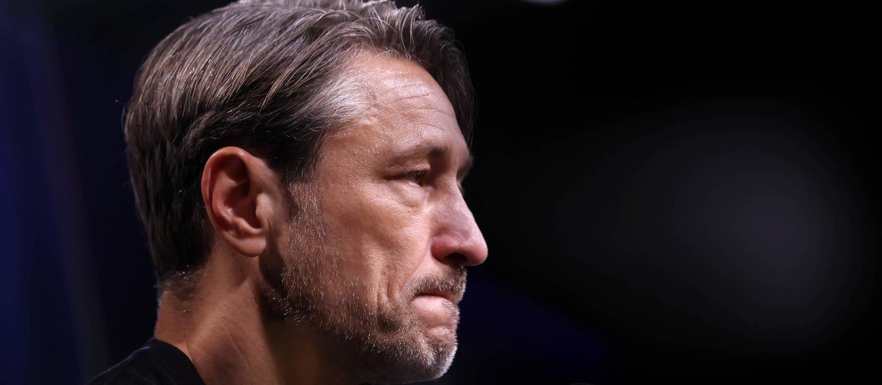 Niko Kovac bei einer Pressekonferenz von der Seite zu sehen | IMAGO/Maximilian Koch Niko Kovac bei einer Pressekonferenz von der Seite zu sehen