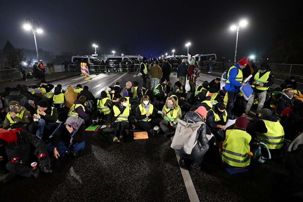 Demonstranten blockieren am frühen Morgen eine Straße in Gießen. Die Polizei spricht von einer „aktiven Lage mit vielen verschiedenen Schauplätzen“ in der Stadt.