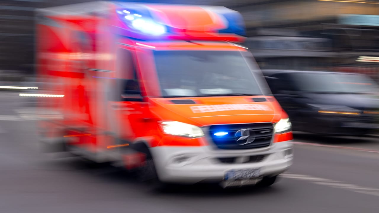 Berlin: Jugendlicher (17) randaliert im Krankenhaus, 2 Polizisten verletzt | Regional