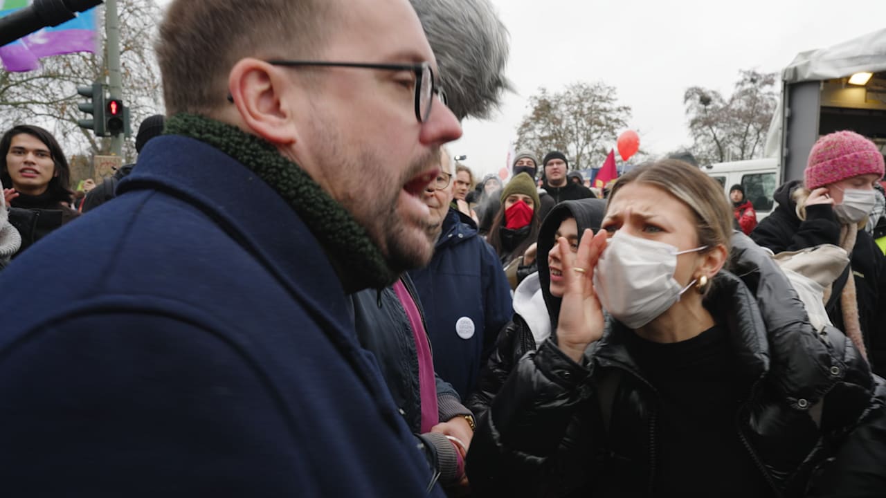 BILD-Vize berichtet von AfD-Parteitag in Gießen: „Nazis raus!“ Linke Demonstranten bedrohen Ronzheimer | Politik